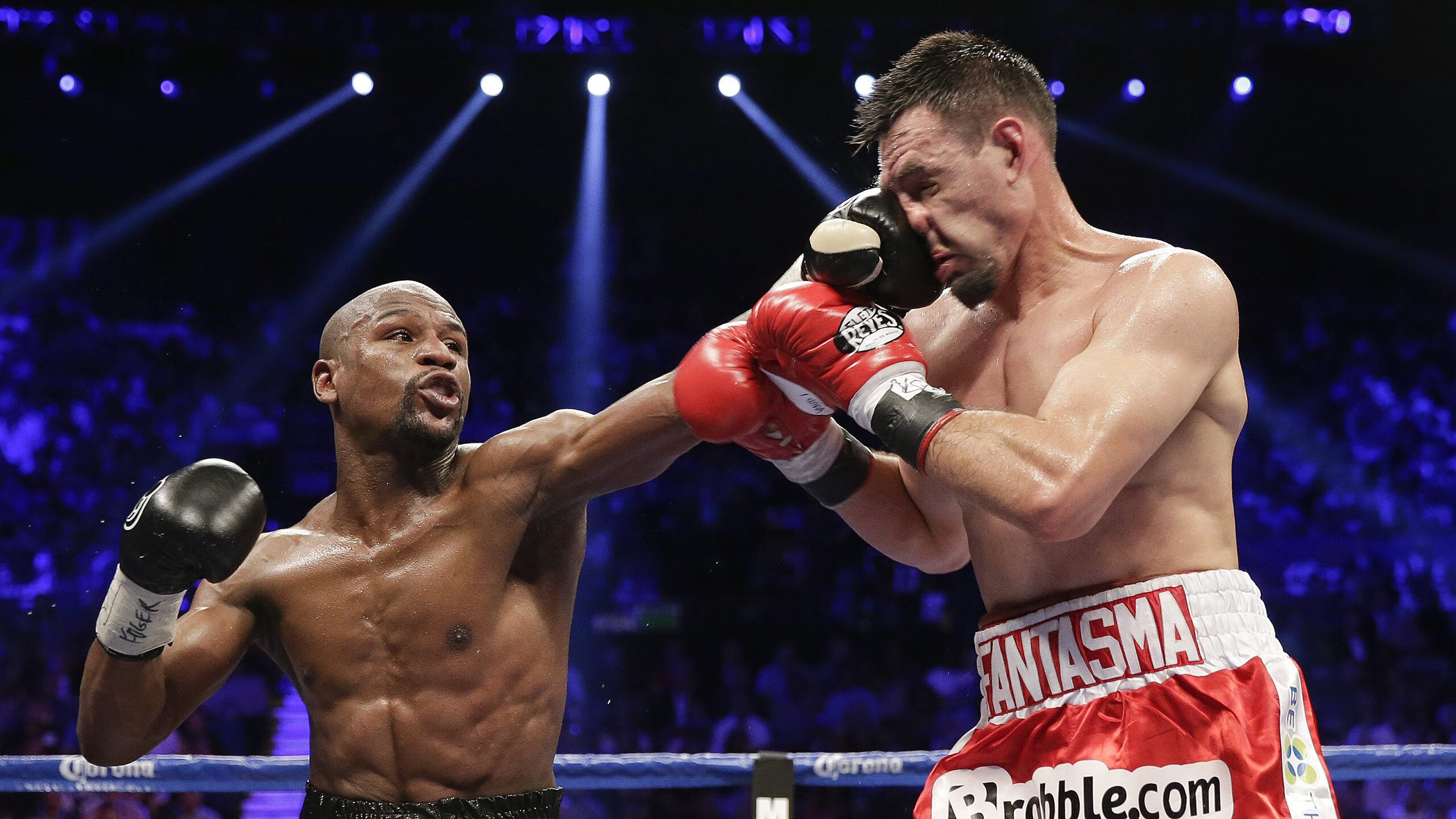 夜间马术赛场景别具一格,观众反响热烈,夜间马戏团